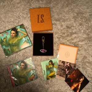 Taylor Swift - The Life of a Showgirl- CD & Keychain/photos Collection